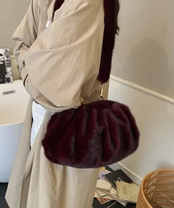 Alternative view of New Comfortable Versatile Texture Top Clutch Bag Women Winter Fluffy Cloud Crossbody Bag Retro Furry Commuting Storage Bag